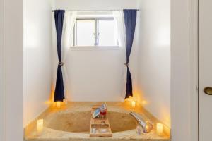 TX Home Away Large Patio, Smart TVs, FAST WiFi