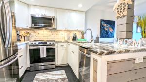 "Cool Waves Oceanfront Retreat" St Augustine Beach 2 Pools 5 Hot Tubs! On the Beach