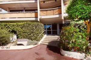 Studio with balcony and pool in Mandelieu