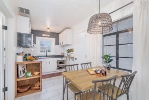 Chroma - 2 Units - Mins to Broadway & Germantown