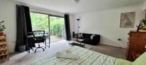 Very Large room next to Tower Bridge