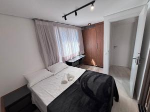 Lindo e moderno apartamento em Pinheiros com wi-fy, vaga de garagem, academia, piscina ao lado da Rua Oscar freire