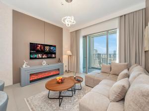 BRAND-NEW 1BR in DOWNTOWN I Direct DUBAI MALL Access I Balcony & Stunning Pool