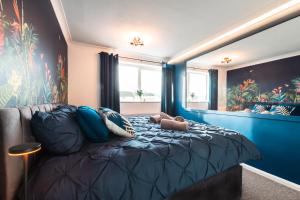 Free Parking 11 Guests Family&Contractors Bedford