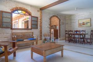 Casa com Piscina, Churrasqueira e Garagem