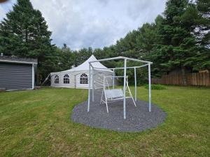 Charming Country Retreat with Scenic Views for 1 - 12 guests