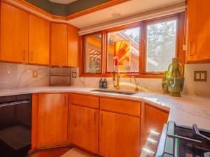 Luxury Wooded Retreat Sunroom Hot Tub Game Room