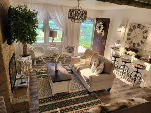 WHITE WOLF FARMHOUSE Retreat