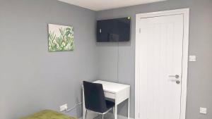 Bright 2-Bedroom Ensuite Apartment with Kitchen