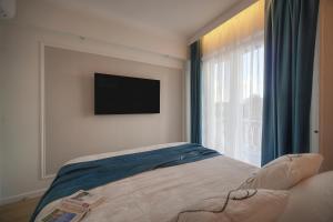 Mimosa 2BR with Balcony - Walk to Palais and Beach