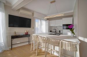 Mimosa 2BR with Balcony - Walk to Palais and Beach