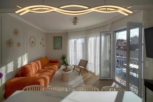 Mimosa 2BR with Balcony - Walk to Palais and Beach