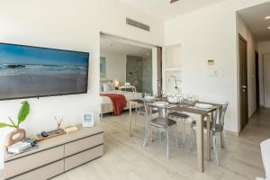 Beach Haven 1BDR Condo Paseo Playa Coral - 305