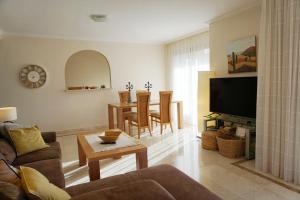 Adjona - 2 bedroom with large terrace and ocean views