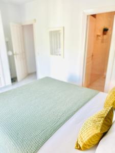 Casa Paraíso Blanco with Garden, Pool, Terrace & Sea View