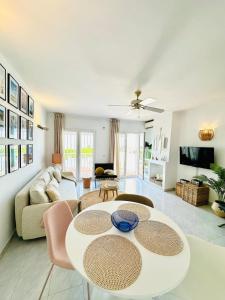 Casa Paraíso Blanco with Garden, Pool, Terrace & Sea View