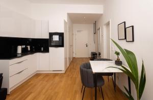 Modern Garden Apartment - 15min to center