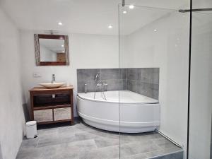 Maison de Village avec Piscine et Terrasse