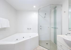 Oaks Port Stephens Pacific Blue Resort - Sea Salt Apartment One Bedroom