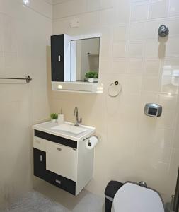 Belíssimo Apê, a 5 min da Praia, até 4 pessoas.