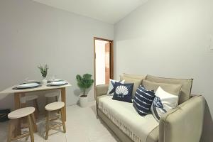 Belíssimo Apê, a 5 min da Praia, até 4 pessoas.