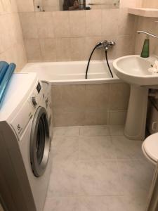 Słoneczny 2 pokojowy apartament z balkonem niedaleko Metra