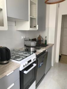 Słoneczny 2 pokojowy apartament z balkonem niedaleko Metra