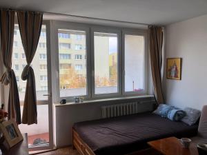 Słoneczny 2 pokojowy apartament z balkonem niedaleko Metra