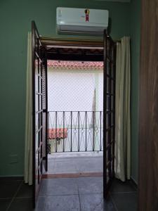 Casa em condomínio a 150 m da praia