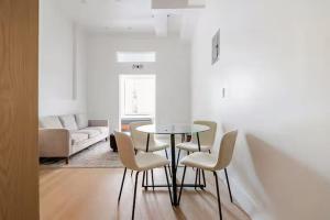 19-4I Stylish 1BR in the Heart of the East Village