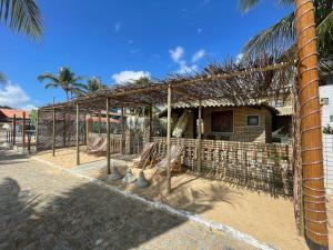 Casa pé-na-areia c piscina e serviço incluído em Japaratinga