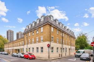Couple-Girls Ensuit Room in The HEART of TowerHill