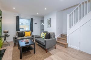 Modern 3BR Home - Designated Parking - Groups