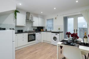 Modern 3BR Home - Designated Parking - Groups