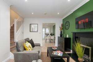 Modern 3BR Home - Designated Parking - Groups
