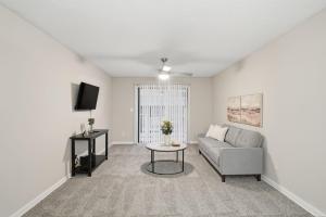 Trendy retreat w open living space