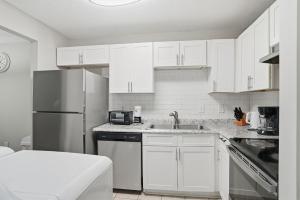 Trendy retreat w open living space