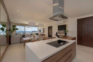 Arch and Bay Views Stylish Terrace Retreat