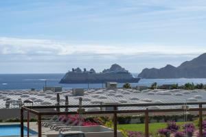 Arch and Bay Views Stylish Terrace Retreat