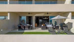 Arch and Bay Views Stylish Terrace Retreat