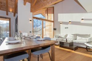FLORA ALPINA EXPERIENCE - "Ski-to-Door" Brand New Chalet Apartments with Indoor Garage and Mountain View