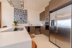 Spectacular New 2BR Condo with BBQ and Ocean views