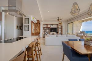 Spectacular New 2BR Condo with BBQ and Ocean views