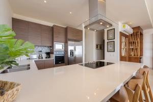 Spectacular New 2BR Condo with BBQ and Ocean views