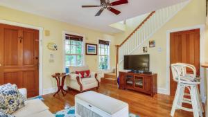 Tumis Time Out by AvantStay Heart Of Old Town w Shared Pool Month Long Stays Only