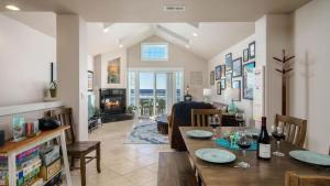 Moonlight by AvantStay Modern Home w Views Direct Access to Rockaway Beach