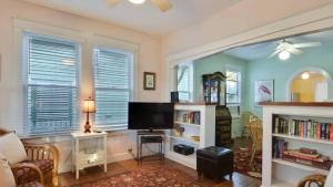 First Breath by AvantStay Close to Old Town w Pool Month Long Stays Only