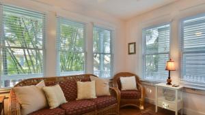 First Breath by AvantStay Close to Old Town w Pool Month Long Stays Only