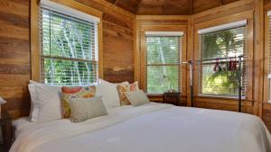 First Breath by AvantStay Close to Old Town w Pool Month Long Stays Only