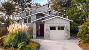 Villa Manzanita by AvantStay Hot Tub 1 Block to BeachTown Chefs Kitchen